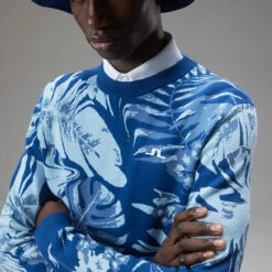 J.Lindeberg Percy Golf Sweater 10 J.Lindeberg Percy Golf Sweater -Calla Golf Club Shop J.Lindeberg AW22 Percy Sweater GMJKW7424 0470 SWLIN089 Hibiscus Blue Model 2