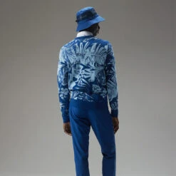 J.Lindeberg Percy Golf Sweater 11 J.Lindeberg Percy Golf Sweater -Calla Golf Club Shop J.Lindeberg AW22 Percy Sweater GMJKW7424 0470 SWLIN089 Hibiscus Blue Model 3